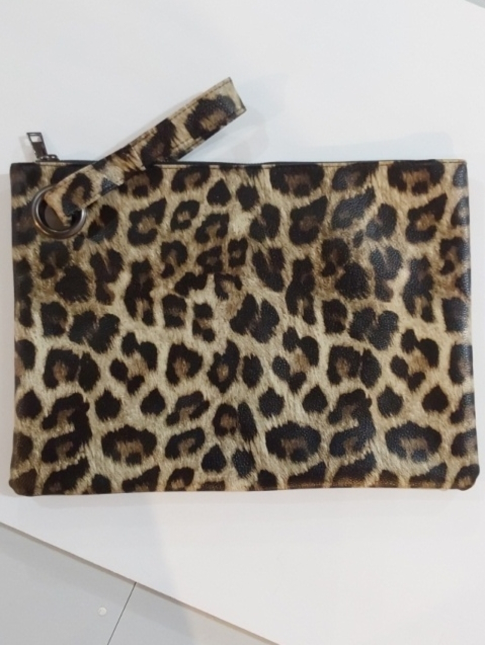 Leopard Print Wristlet Clutch Tan and Black Interior Pockets Vinyl Black Zip Lrg